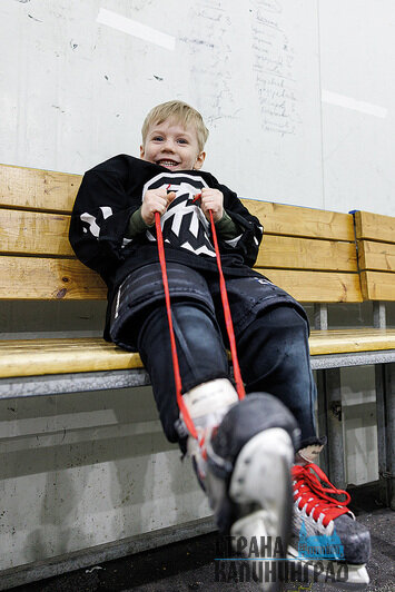 На льду мальчику комфортно | Фото: Александр Мелехов