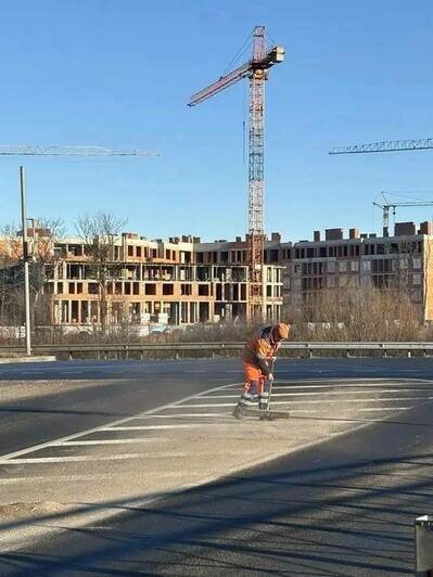 До конца апреля с дорог Калининградской области уберут всю зимнюю грязь — губернатор - Новости Калининграда | Фото: канал губернатора Калининградской области Алексея Беспрозванных / Телеграм