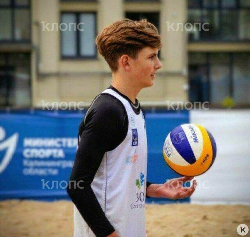 Молодой человек занимается волейболом  | Фото: предоставил Антон Гребенюк 