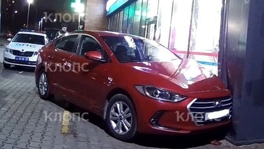 В Калининграде алый болид пытался пройти сквозь стену пункт выдачи заказов - Новости Калининграда | Фото очевидцев