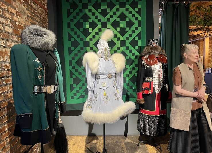 На вечере показали национальные предметы быта | Фото: Оксана Сазонова