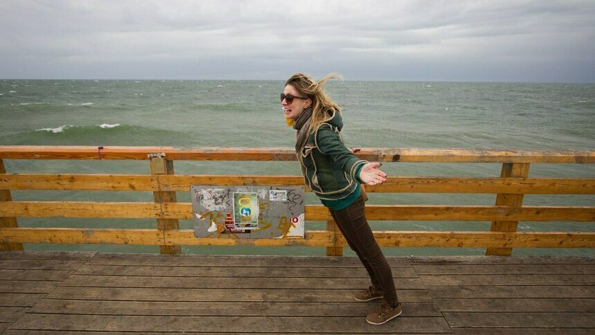 Пока не пришли заморозки, калининградцы могут привыкать к холодам на пронизывающем северо-западном ветру - Новости Калининграда | Фото: Александр Подгорчук / Архив «Клопс»