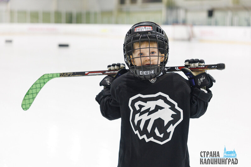 На льду мальчику комфортно | Фото: Александр Мелехов
