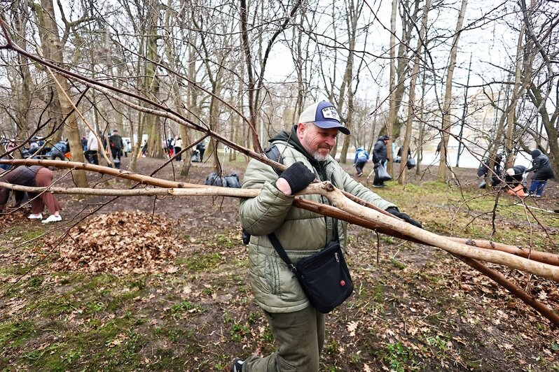 Дождь уборке не помеха: в Калининграде прошёл общегородской субботник (фоторепортаж) - Новости Калининграда | Фото: Александр Подгорчук / «Клопс»