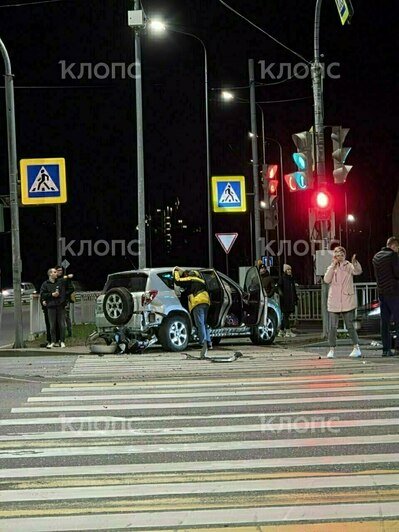 На перекрёстке Гагарина и Орудийной столкнулись скорая и такси (фото)  - Новости Калининграда | Фото: очевидец 