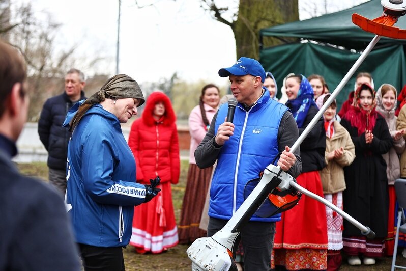 Дождь уборке не помеха: в Калининграде прошёл общегородской субботник (фоторепортаж) - Новости Калининграда | Фото: Александр Подгорчук / «Клопс»