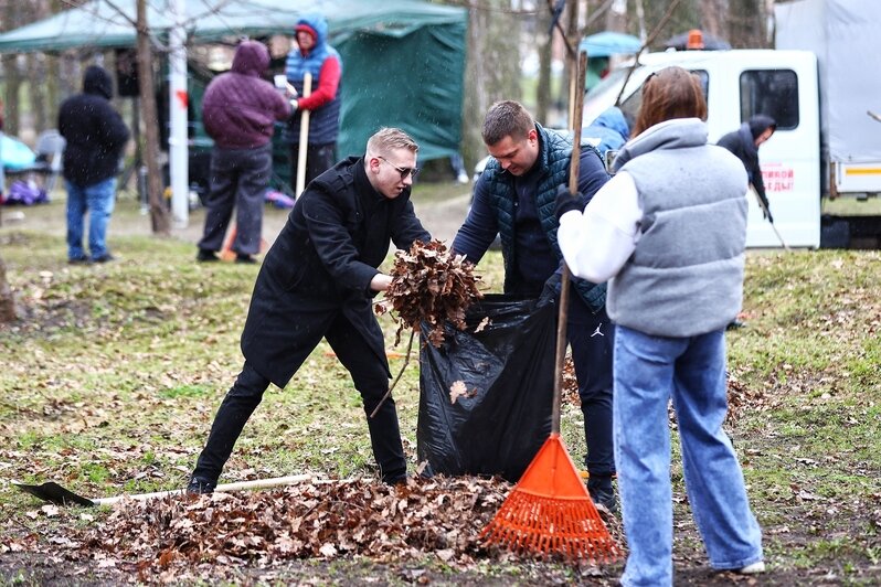 Дождь уборке не помеха: в Калининграде прошёл общегородской субботник (фоторепортаж) - Новости Калининграда | Фото: Александр Подгорчук / «Клопс»