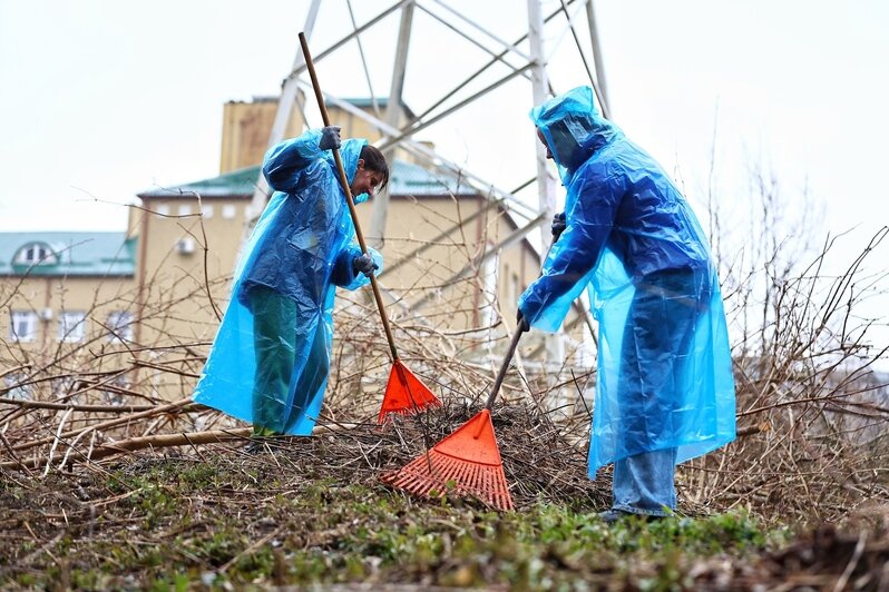 Дождь уборке не помеха: в Калининграде прошёл общегородской субботник (фоторепортаж) - Новости Калининграда | Фото: Александр Подгорчук / «Клопс»