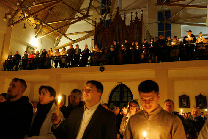 Католики Калининграда встретили Пасху: служба в храме святого Адальберта (фото)