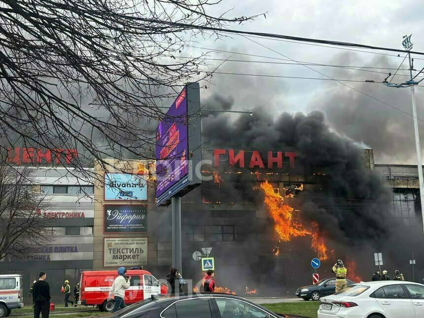 На Московском проспекте крупный пожар в торговом центре «Гиант» | Фото: портал "Клопс"