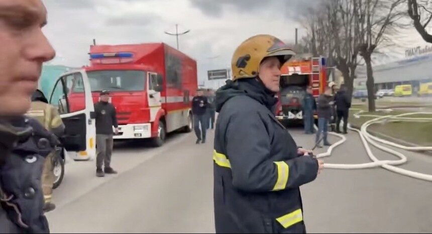 Появилась информация о первых пострадавших на пожаре в ТЦ «Гиант» | Стоп-кадр видео с места ЧП