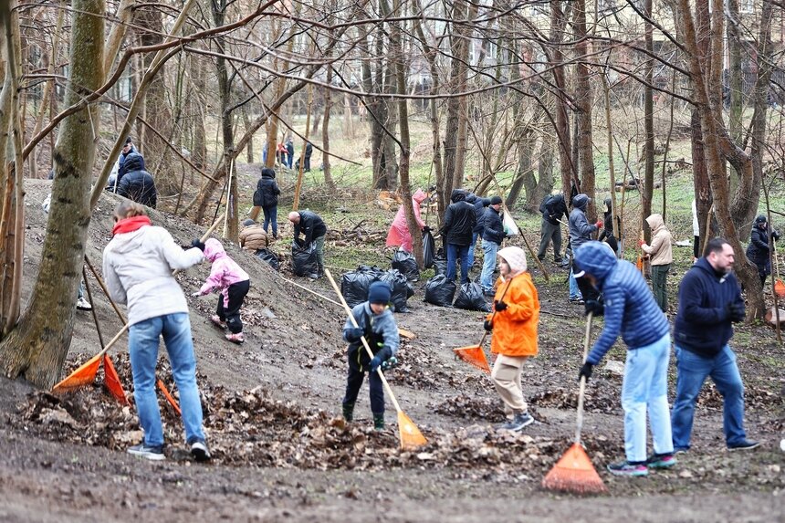 На большой территории между озером Летнее и Зимнее чиновники мэрии и областного правительства собирали мусор в мешки, сгребали листву | Фото: Александр Подгорчук 