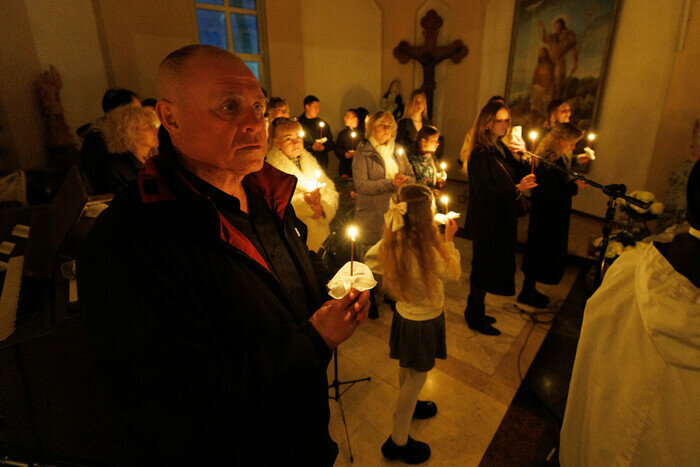Католики Калининграда встретили Пасху: служба в храме святого Адальберта (фото)