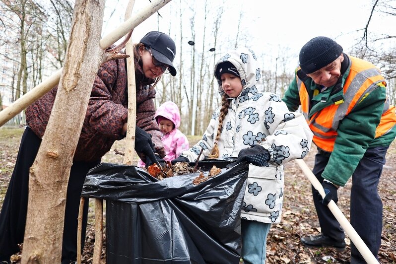 В областном центре  добровольцы навели порядок на 16 городских объектах | Фото: Александр Подгорчук 