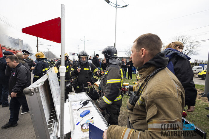 Пожар в ТЦ «Гиант» в Калининграде — фоторепортаж с места ЧП