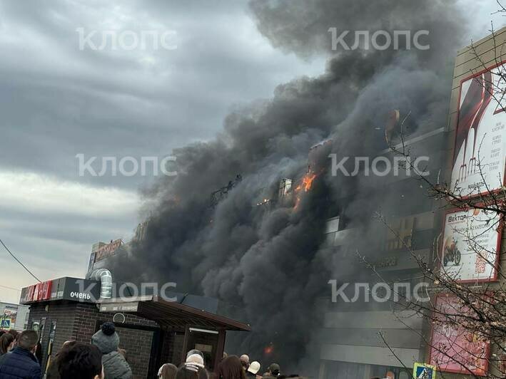 Ветер сдувает горящую обшивку на дорогу: что происходит в охваченном огнём ТЦ «Гиант» на Моспроспекте (фото, видео) - Новости Калининграда | Фото: очевидцы