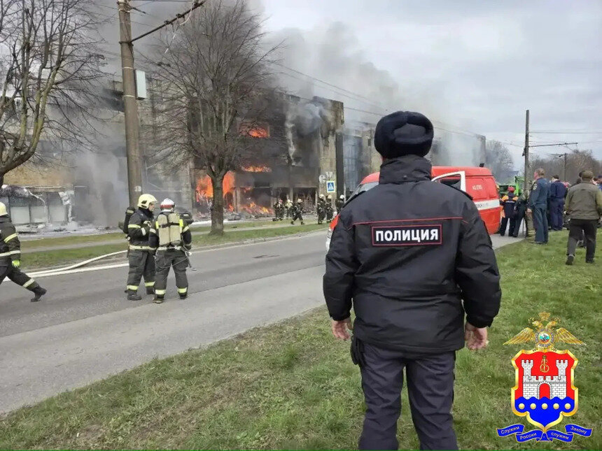 К месту пожара запрещен проход и проезд транспорта, кроме автомобилей спецслужб. | Фото: пресс-служба УМВД Калининградской области