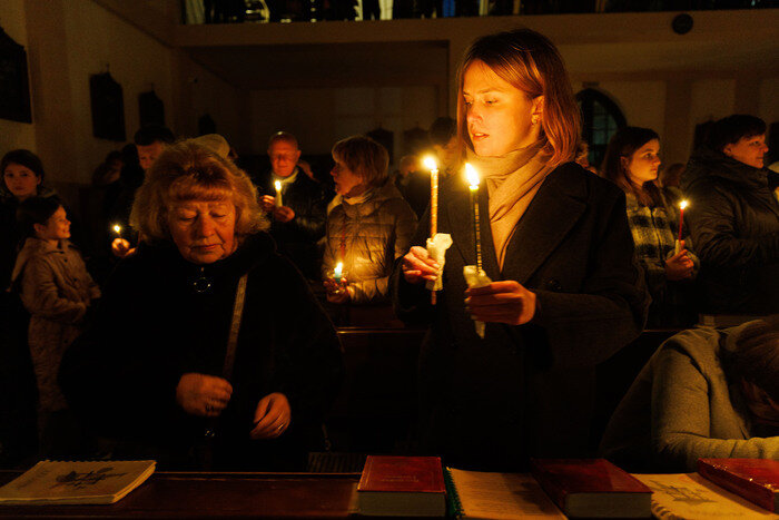 Католики Калининграда встретили Пасху: служба в храме святого Адальберта (фото)