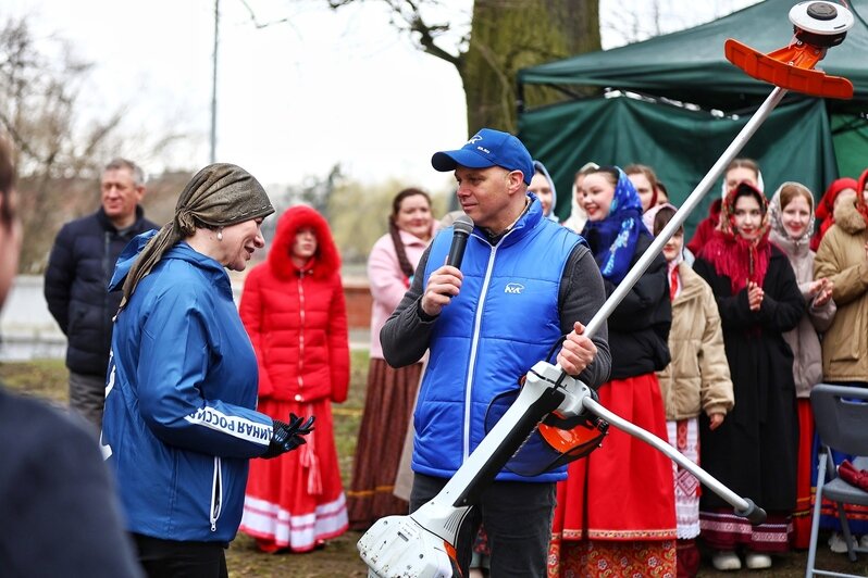На ручье Воздушном глава региона дал старт Всероссийской акции по очистке берегов водных объектов «Вода России» | Фото: Александр Подгорчук 