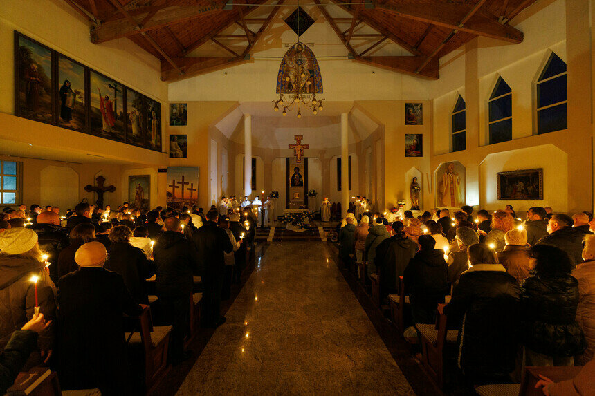 Католики Калининграда встретили Пасху: служба в храме святого Адальберта (фото)