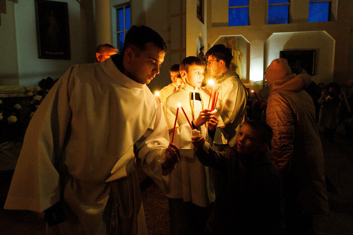 Католики Калининграда встретили Пасху: служба в храме святого Адальберта (фото)