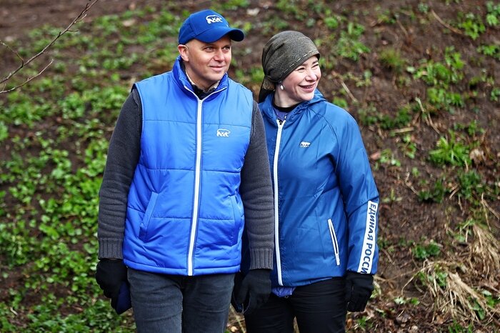 На озеро Зимнее помочь в уборке приехали губернатор Алексей Беспрозванных и глава администрации города Елена Дятлова | Фото: Александр Подгорчук 