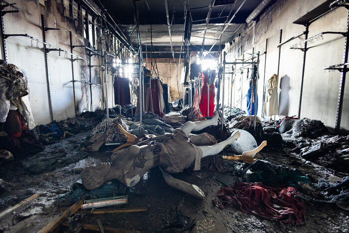 После пожара - через разбитые витрины: что видно внутри сгоревшего ТЦ | Фото: Александр Подгорчук / «Клопс»