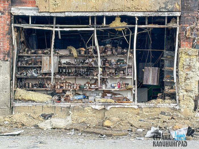 После пожара - через разбитые витрины: что видно внутри сгоревшего ТЦ