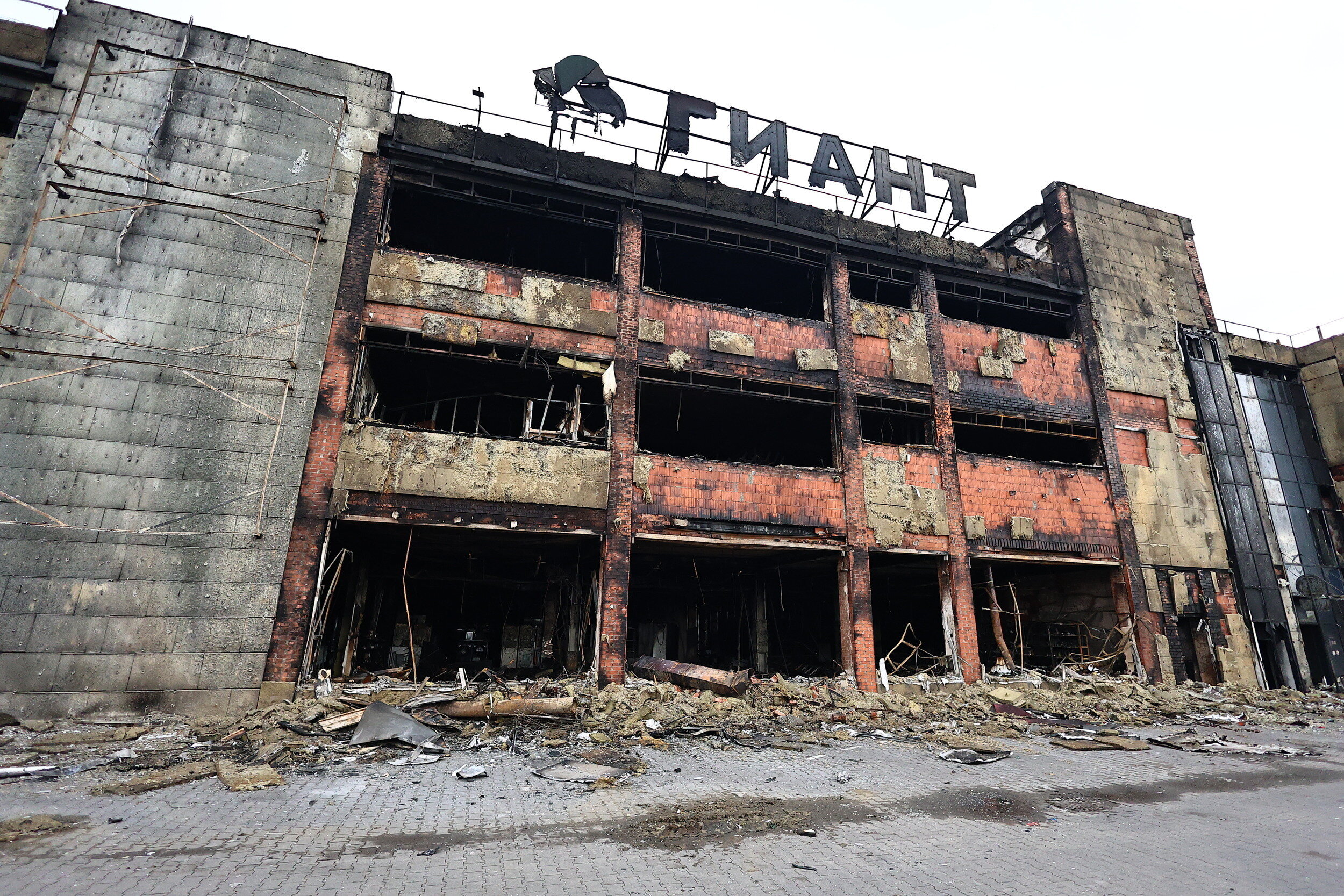 Оплавленные манекены, чёрные стены: как выглядит внутри обезображенный огнём «Гиант» (фоторепортаж)  - Новости Калининграда