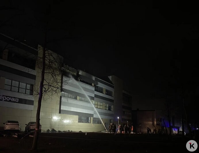 Жители домов на Московском проспекте несли пожарным к горящему «Гианту» воду и перекус (фото)   - Новости Калининграда | Фото: Оксана В.
