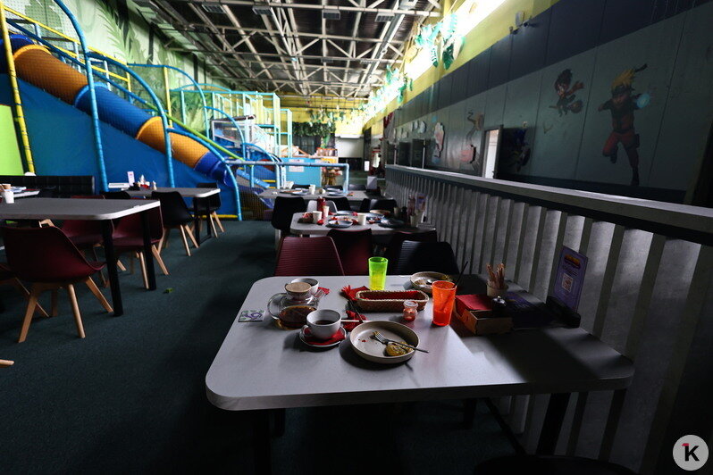 Оплавленные манекены, чёрные стены: как выглядит внутри обезображенный огнём «Гиант» (фоторепортаж)  - Новости Калининграда | Фото: Александр Подгорчук / «Клопс»