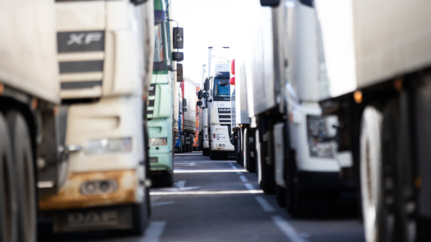 В Калининградской области до 23 апреля частично ограничили движение для грузовиков, а на трассах снизили скорость для всех - Новости Калининграда | Фото: Александр Подгорчук / Архив «Клопс»