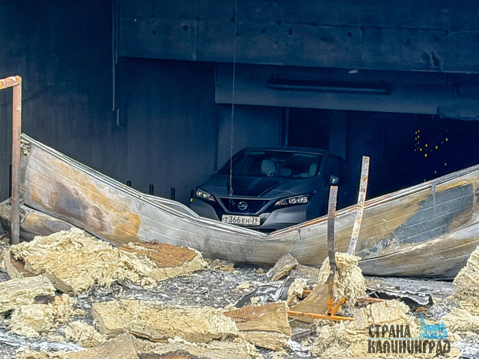 После пожара - через разбитые витрины: что видно внутри сгоревшего ТЦ