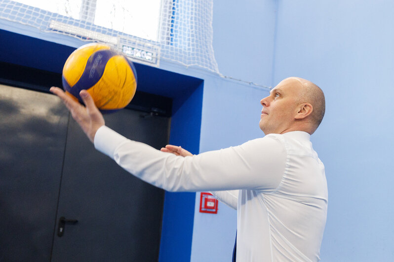 Юные спортсмены поговорили и поиграли с губернатором. | Фото: Александр Мелехов