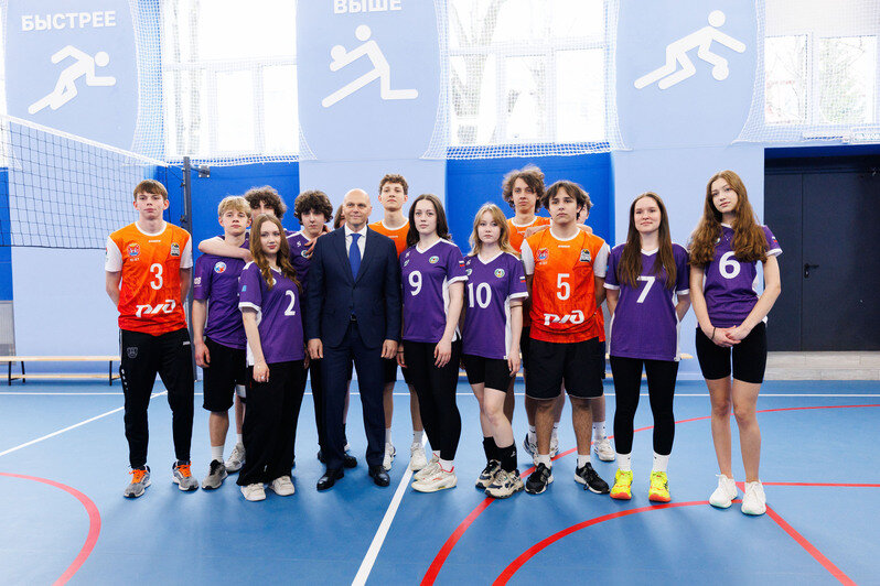 Юные спортсмены поговорили и поиграли с губернатором. | Фото: Александр Мелехов