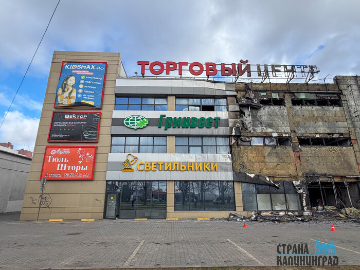 После пожара - через разбитые витрины: что видно внутри сгоревшего ТЦ | Фото: Александр Мелехов