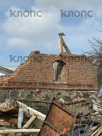 Ветер снёс часть фронтона в посёлке Заливное | Фото: Олег Бармин