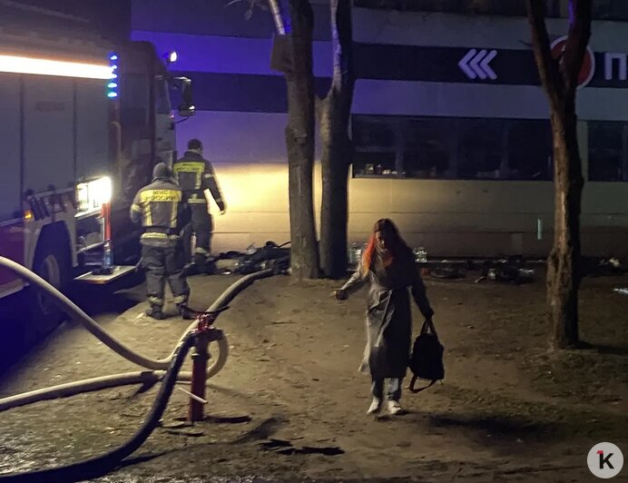 Жители домов на Московском проспекте несли пожарным к горящему «Гианту» воду и перекус (фото)   - Новости Калининграда | Фото: Оксана В.