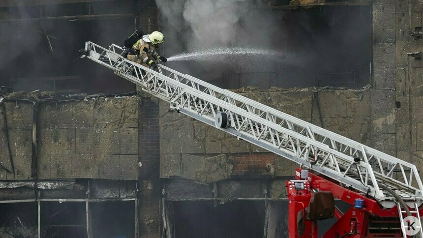 Пожарные начали разбирать конструкции ТЦ «Гиант»   - Новости Калининграда | Фото: Александр Подгорчук / «Клопс»