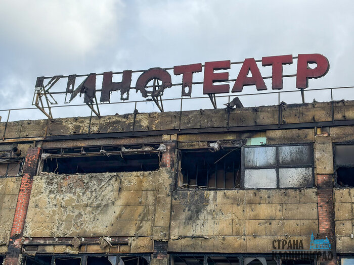 После пожара - через разбитые витрины: что видно внутри сгоревшего ТЦ