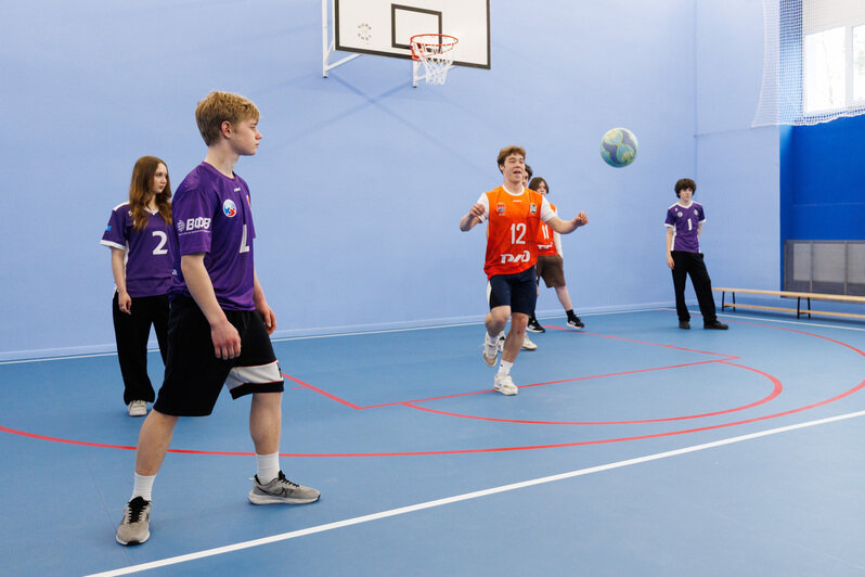 Юные спортсмены поговорили и поиграли с губернатором. | Фото: Александр Мелехов