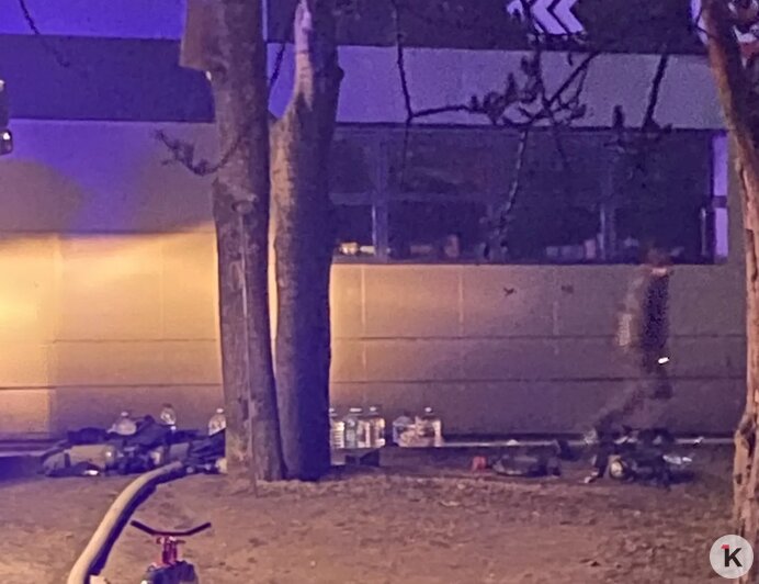 Жители домов на Московском проспекте несли пожарным к горящему «Гианту» воду и перекус (фото)   - Новости Калининграда | Фото: Оксана В.