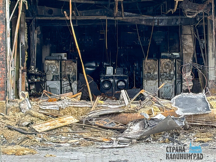 После пожара - через разбитые витрины: что видно внутри сгоревшего ТЦ