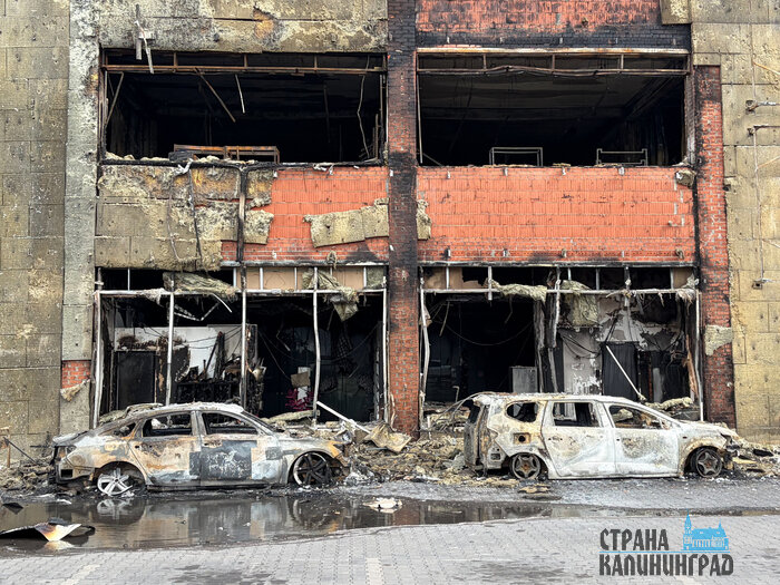 После пожара - через разбитые витрины: что видно внутри сгоревшего ТЦ