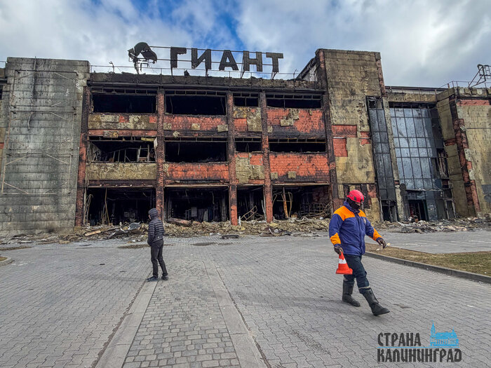 После пожара - через разбитые витрины: что видно внутри сгоревшего ТЦ