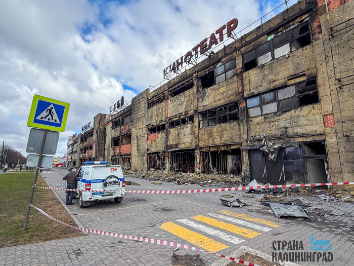 После пожара - через разбитые витрины: что видно внутри сгоревшего ТЦ