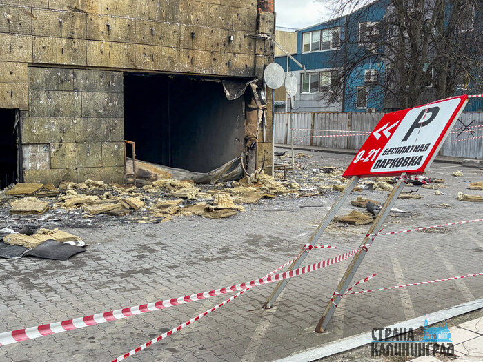 После пожара - через разбитые витрины: что видно внутри сгоревшего ТЦ