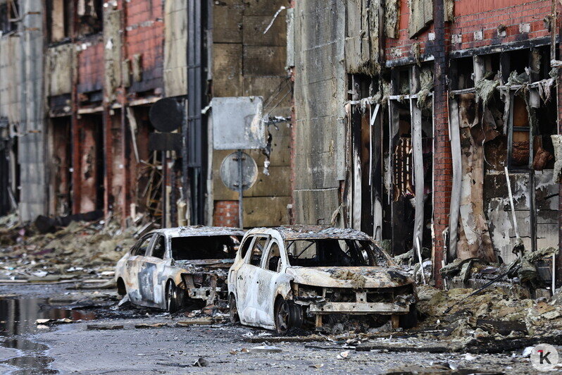 Оплавленные манекены, чёрные стены: как выглядит внутри обезображенный огнём «Гиант» (фоторепортаж)  - Новости Калининграда | Фото: Александр Подгорчук / «Клопс»