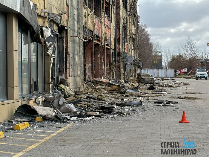 После пожара - через разбитые витрины: что видно внутри сгоревшего ТЦ