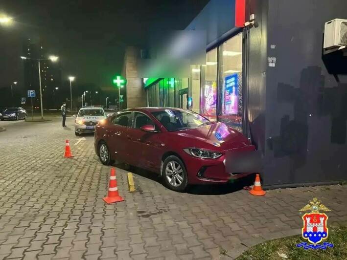 Обматерил и хватал за форму: калининградец, влетевший в стену дома на Панина, устроил скандал гаишникам - Новости Калининграда | Фото: канал УМВД России по Калининградской области / Телеграм